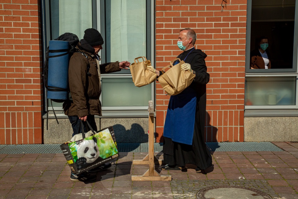 Obdachlosenhilfe in St. Bonifaz München in Corona-Zeiten