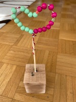 Deko-Perlenherz im Holzblock