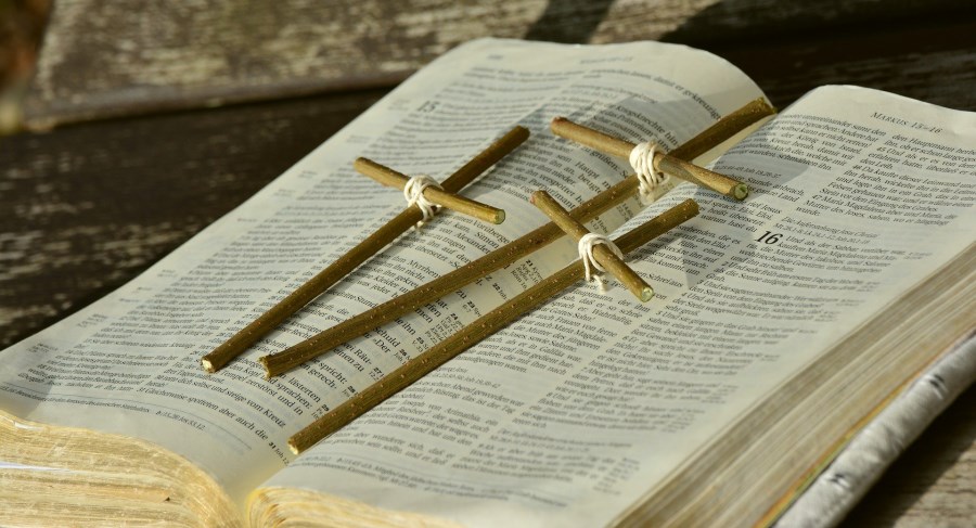 Bibel mit drei Kreuze