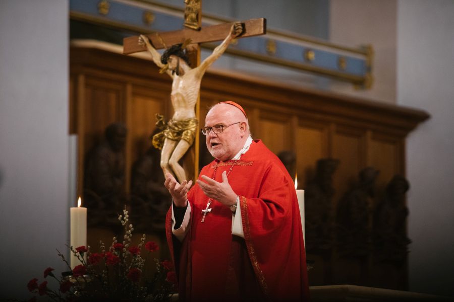 Feier vom Leiden und Sterben Christi am Karfreitag im Münchner Liebfrauendom