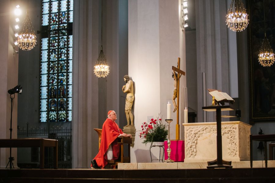 Feier vom Leiden und Sterben Christi am Karfreitag im Münchner Liebfrauendom