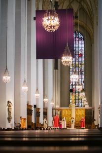 Feier vom Leiden und Sterben Christi am Karfreitag im Münchner Liebfrauendom