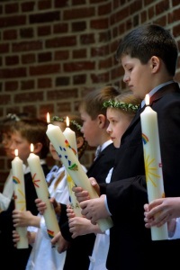 Kinder mit Kerzen