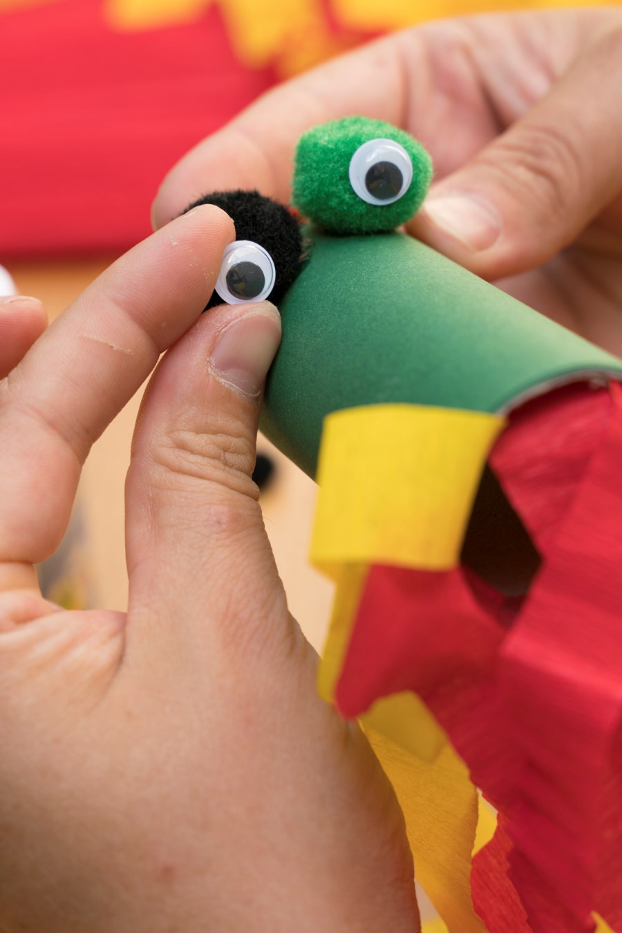 Drachen aus Klopapierrolle basteln