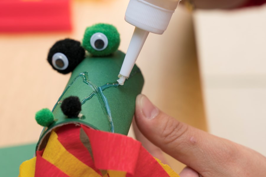 Drachen aus Klopapierrolle basteln