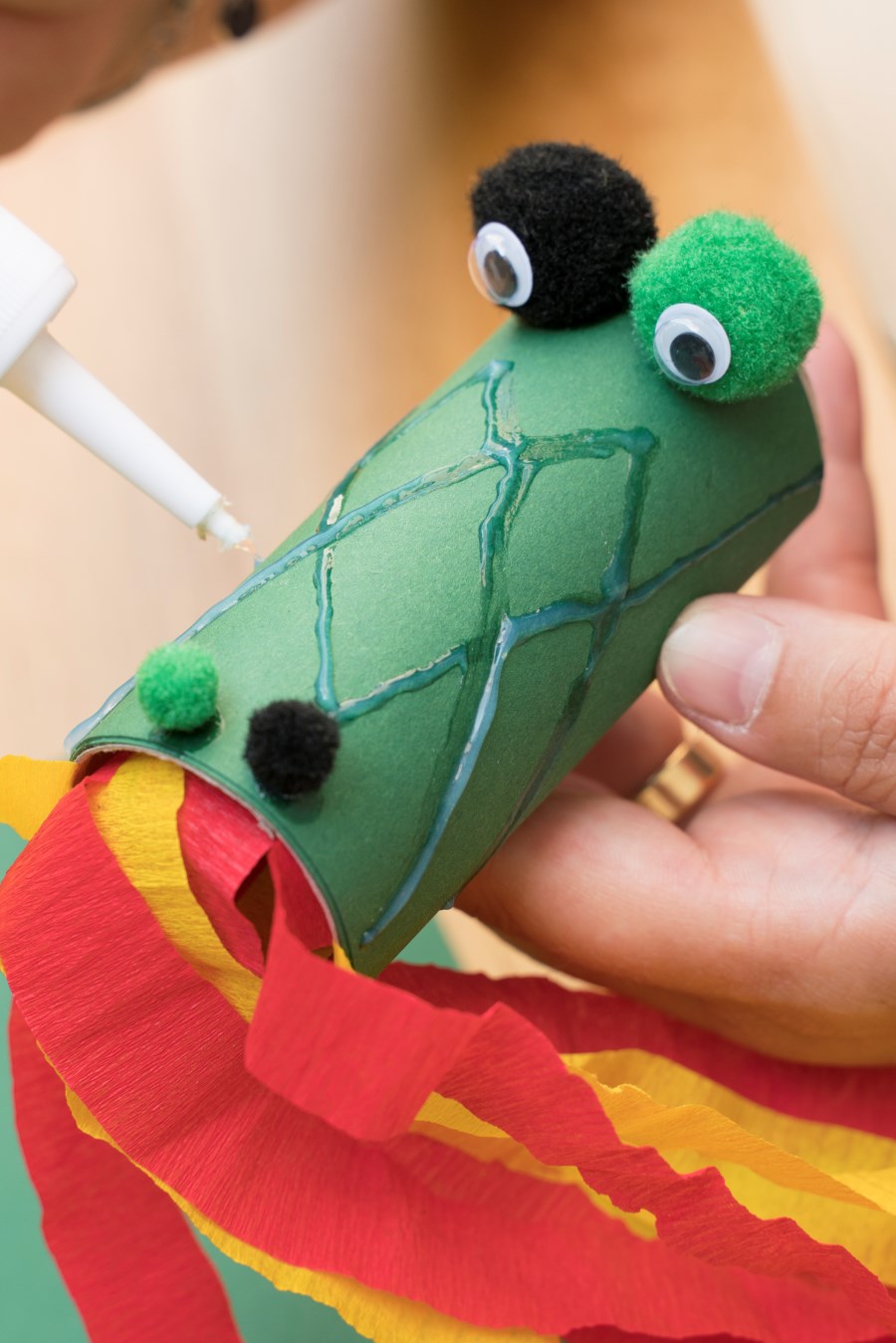 Drachen aus Klopapierrolle basteln