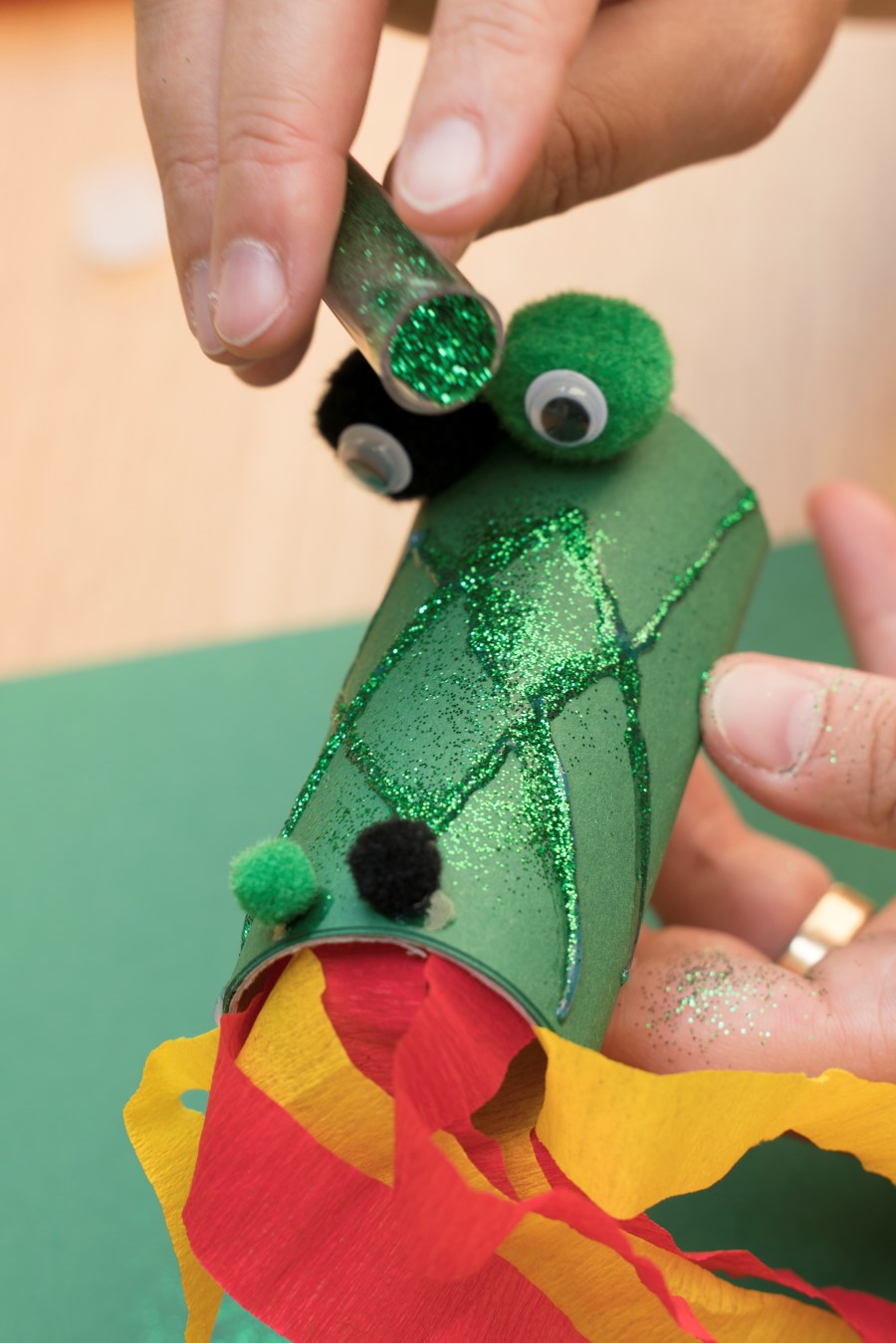 Drachen aus Klopapierrolle basteln