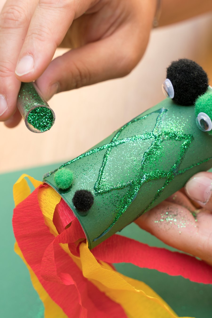 Drachen aus Klopapierrolle basteln