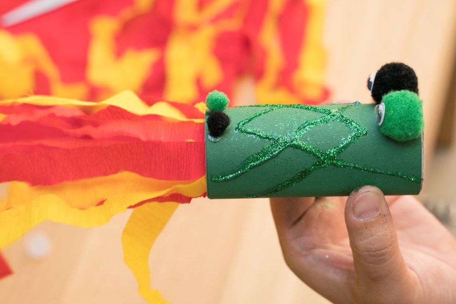 Drachen aus Klopapierrolle basteln