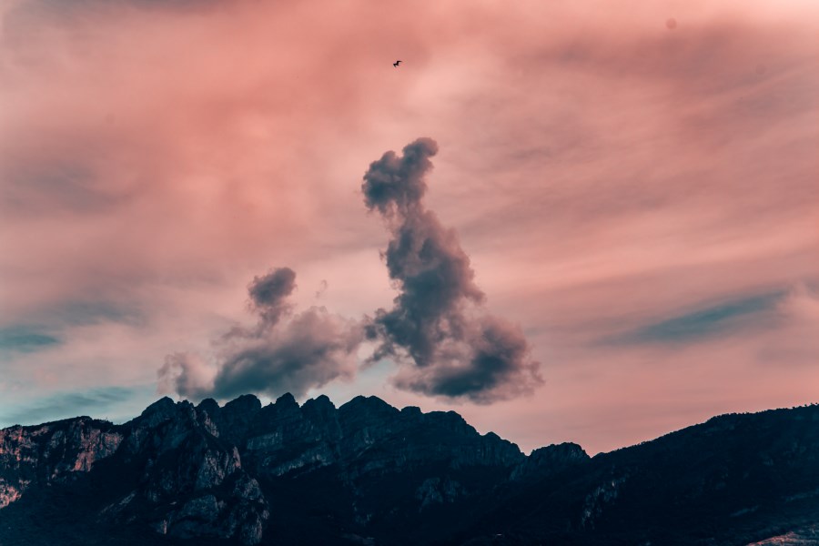 Bergkulisse vor rosarotem Himmel