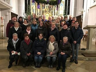 Bild des Kirchenchores Engelsberg vor dem Hochaltar in St. Andreas, Engelsberg