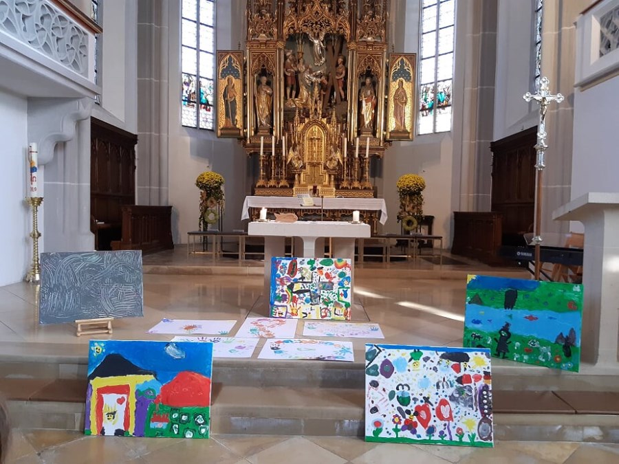 Bilder, die Kinder beim Kinderbibeltag gemalt haben vor dem Hochaltar in St. Andreas, Engelsberg