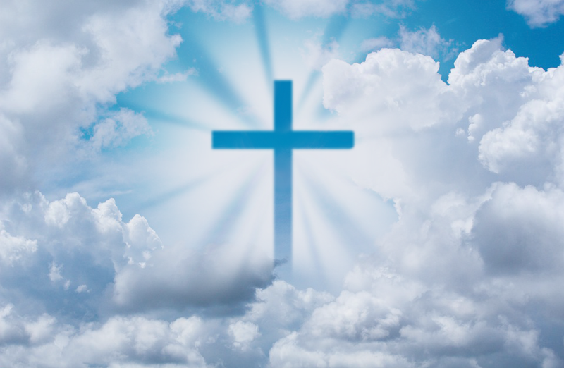 Blauer Himmel - weiße Wolken - mittendrin ein Kreuz
