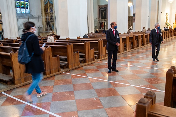 Erster öffentlicher Gottesdienst im Dom