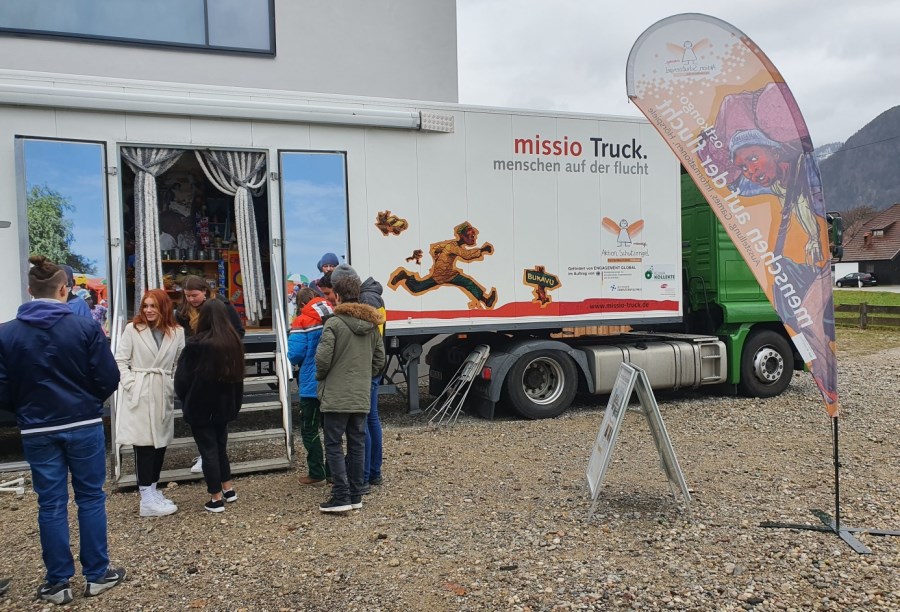 Der Truck vor dem Schulgelände