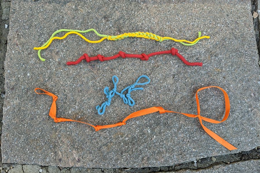 vier unterschiedliche bunte Bänder mit unterschiedlichen Knoten