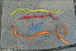 unterschiedliche bunte Bänder mit verschiedenen Knoten