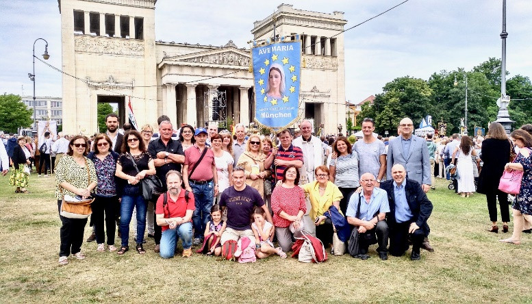 Gruppe auf Königsplatz München