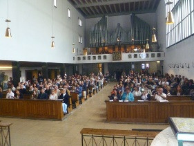 Gemeinde in Kirchenbänken