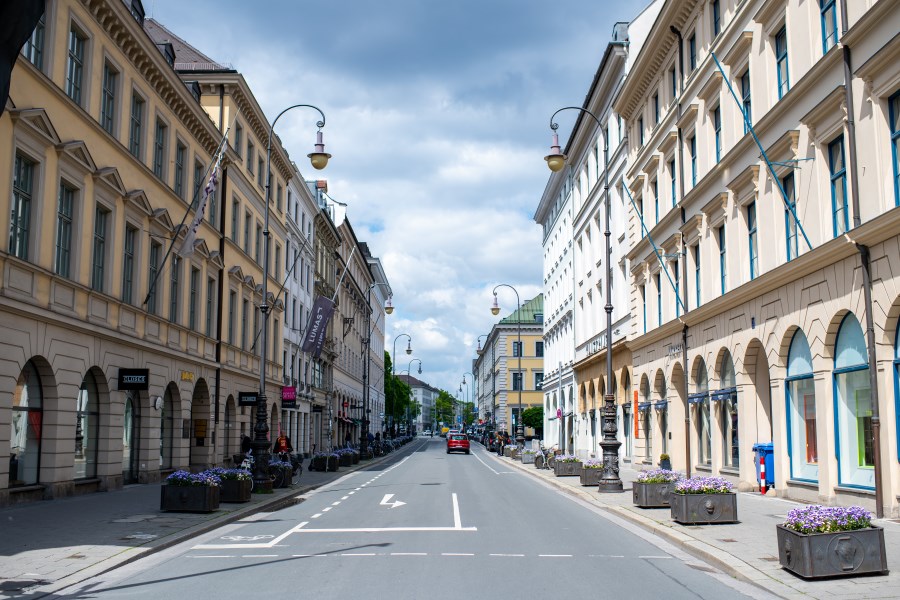 Brienner Straße mit Blick vom Odeonsplatz