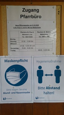 Eingang ins Pfarrzentrum mit Öffnungszeiten und Hygienehinweise