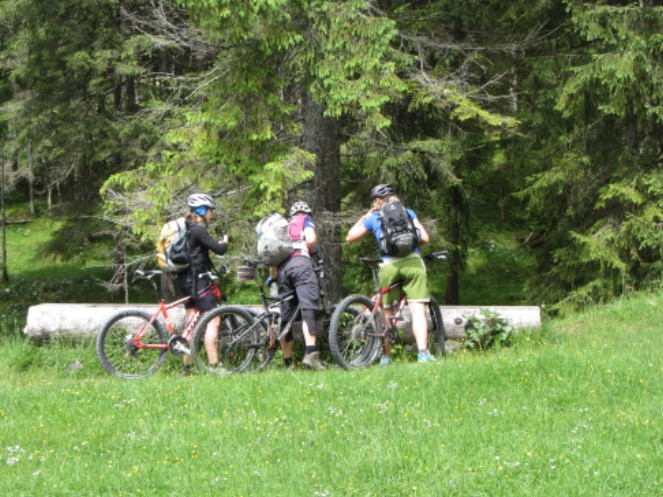 Mountainbiker machen Pause