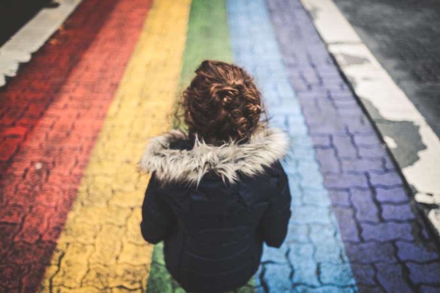 Kind auf Regenbogen-Gehweg