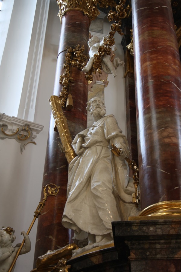 Barockfigur des Hl. Petrus am Hochaltar
