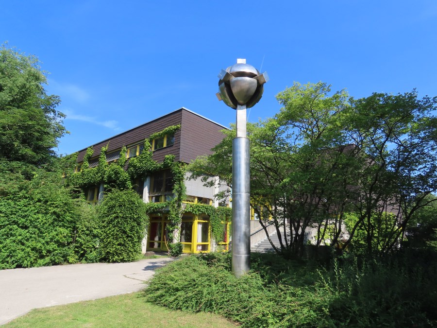 südl. Eingangstreppe zur Kirche incl. Kreuzessäule