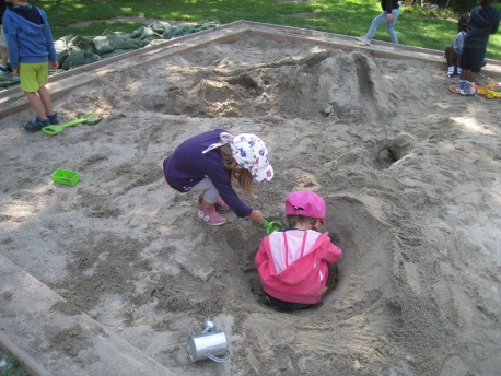 Kinder beim Sandspielen