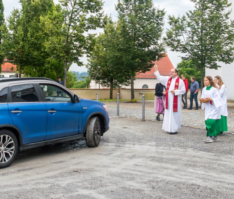 Fahrzeugsegnung am 26. Juli 2020 in Rott am Inn durch Dekan Klaus Vogl