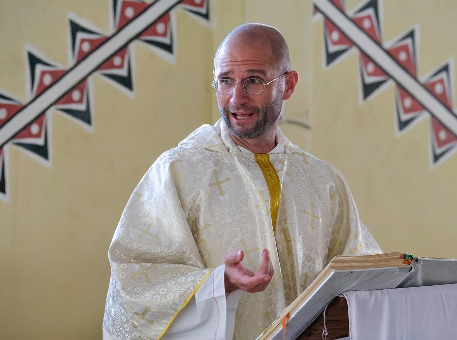 Thomas Brei im liturgischen Gewand spricht bei einem Gottesdienst