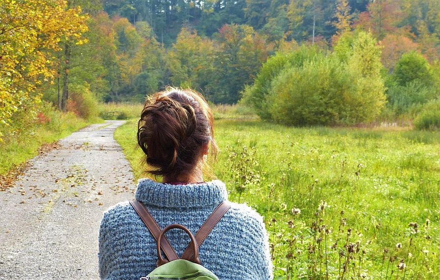 Rückenansicht Frau vor Weg in Natur