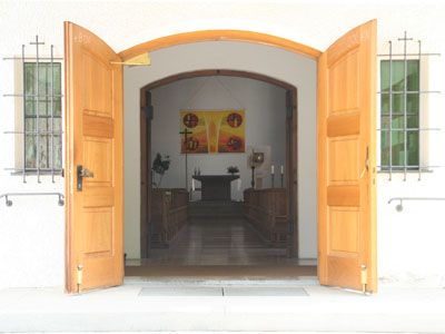 Blick in die offene Kirche St. Johannes Evangelist, Lochham