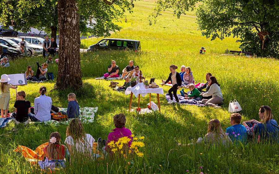 Gläubige bei Maiandacht auf Wiese