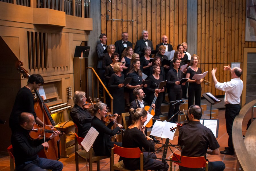Chor, Musiker und Dirigent Herr Gardemann während einer Aufführung in St. Georg
