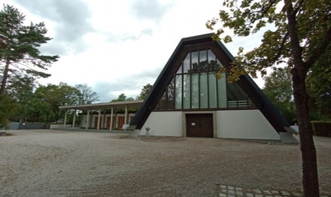 Gemeindefriedhof Taufkirchen, Aussegnungshalle