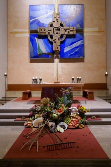 Erntedank geschmückter Altar