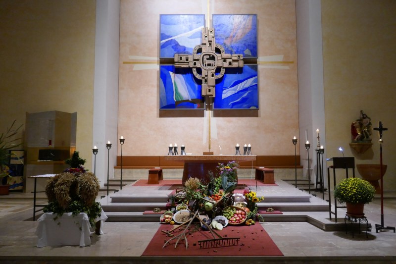 Erntedank geschmückter Altar