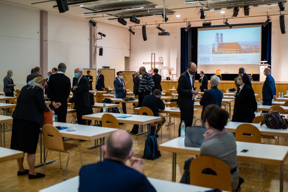 Gruppenbild Teilnehmende der Auftaktveranstaltung zum Strategieprozess