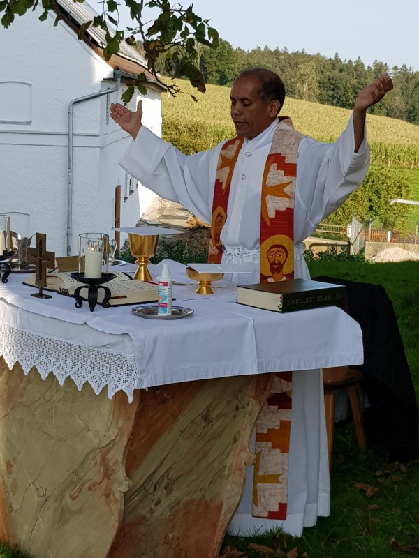 Kirchisen Pater John Eucharistiefeier