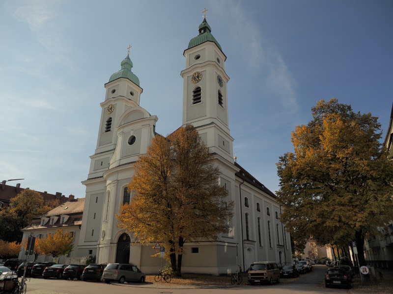 Kirche St. Franziskus im Herbst