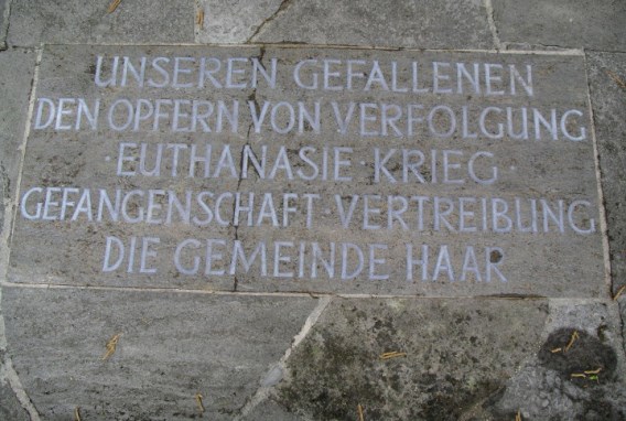 Gedenktafel vor St. Konrad Haar