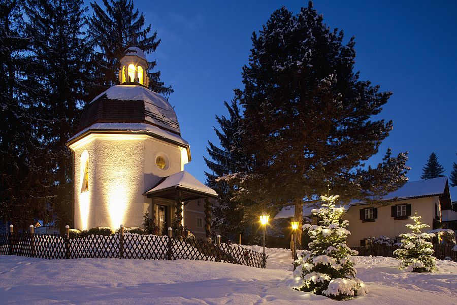 Kapelle in der Nacht im Schnee mit Beleuchtung