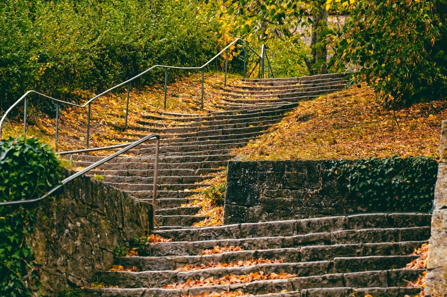 Steintreppe im Herbst