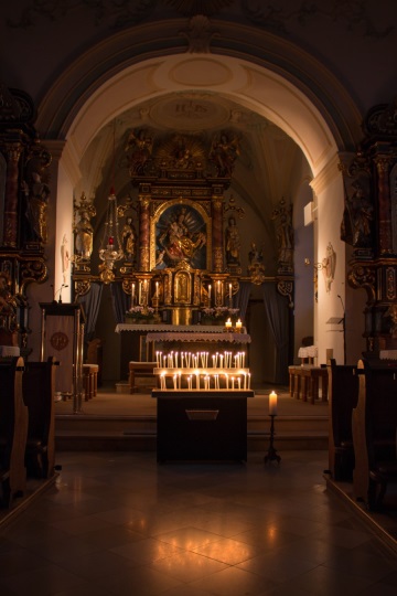 Kirchenraum im Kerzenlicht