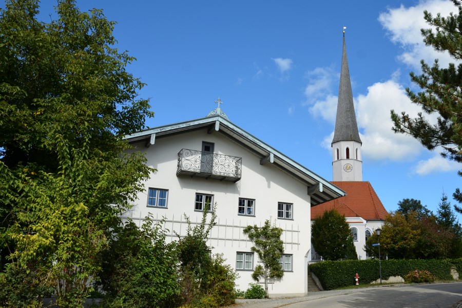 Kirche St. Laurentius Ostermüchen mit Pfarrheim