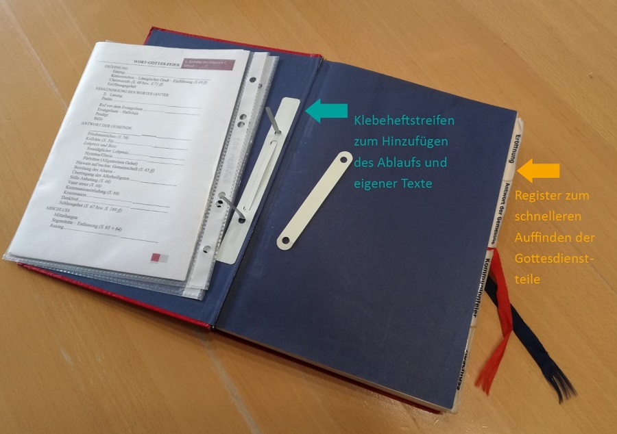 Offenes WGF-Werkbuch mit Klebeheftstreifen und Registern