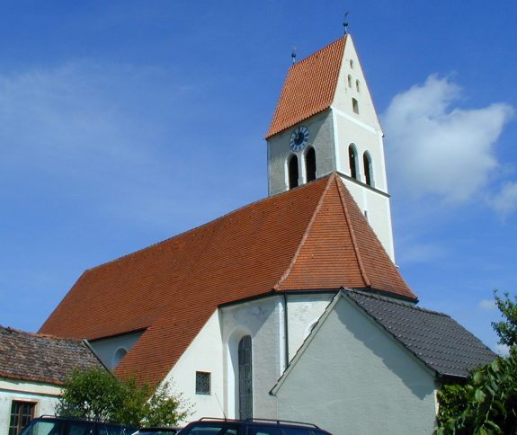 Außenansicht der Pfarrkirche Mariä Himmelfahrt Lampferding