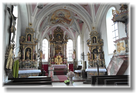 Innenansicht der Pfarrkirche Mariä Himmelfahrt Lampferding